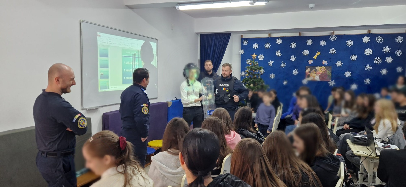 Galaţi: O altfel de şcoală, alături de jandarmi - FOTO