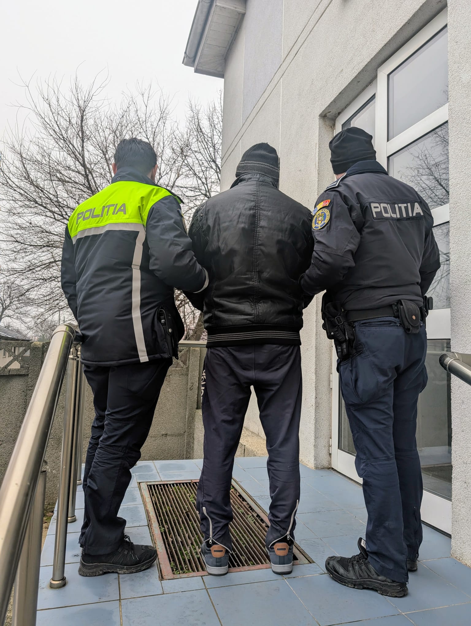 Galaţi: A spânzurat câinele soţiei şi l-a aruncat în fosa septică - FOTO